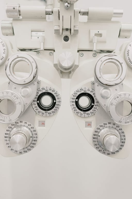 Équipement médical contemporain avec lunettes ophtalmiques pour l'examen de la vue en acier, placé sur un fond blanc dans une clinique moderne.